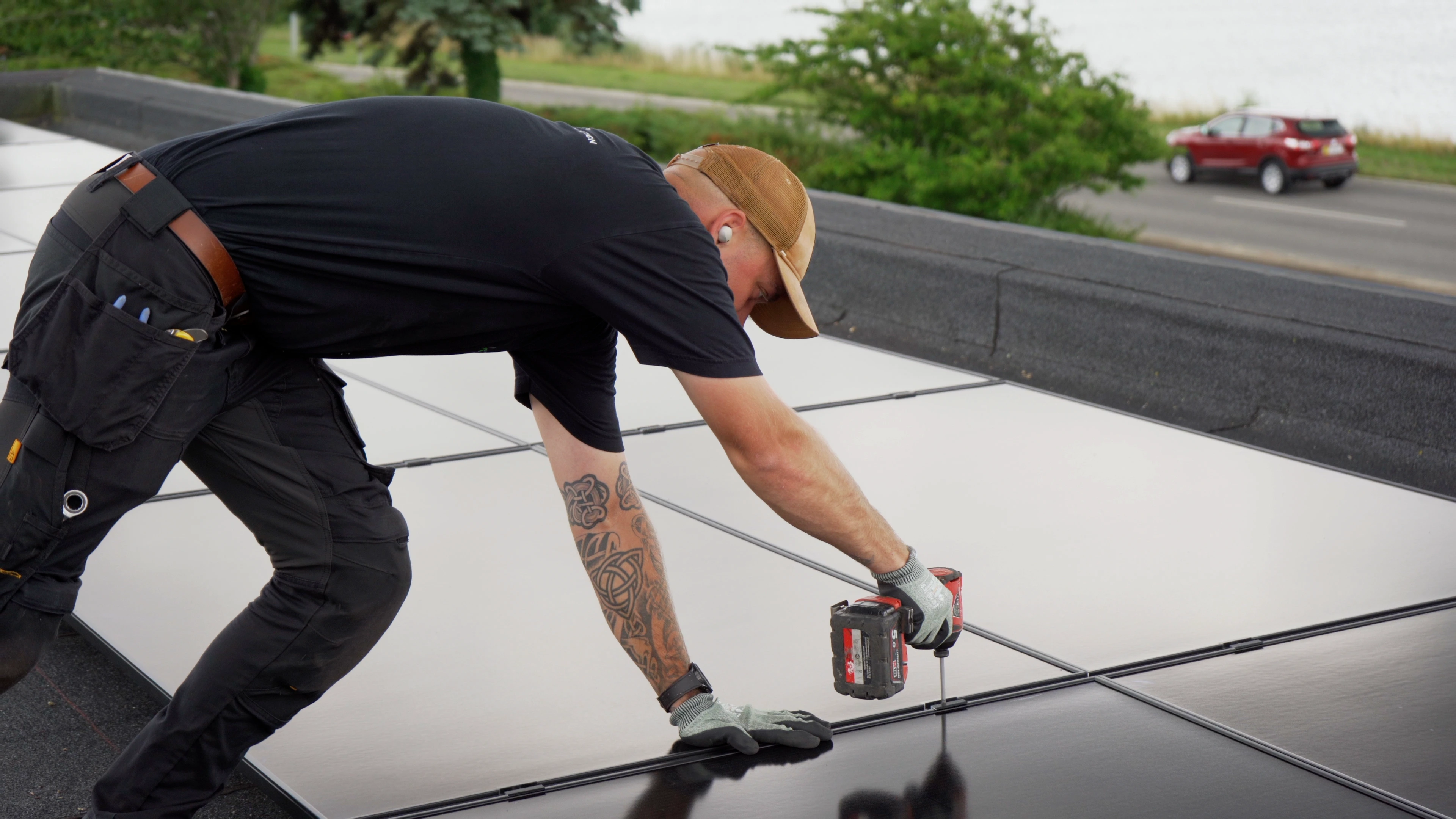 Montør installerer solpanel på tag